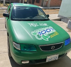 Un coche de color verde

Descripción generada automáticamente con confianza media